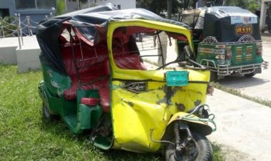 খুলনায় গাড়ির ধাক্কায় অটোরিকশা চুরমার, চালক নিহত